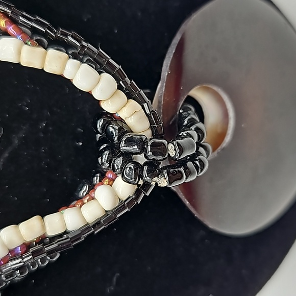 Costume jewelry beaded necklace with pendant - Picture 4 of 6